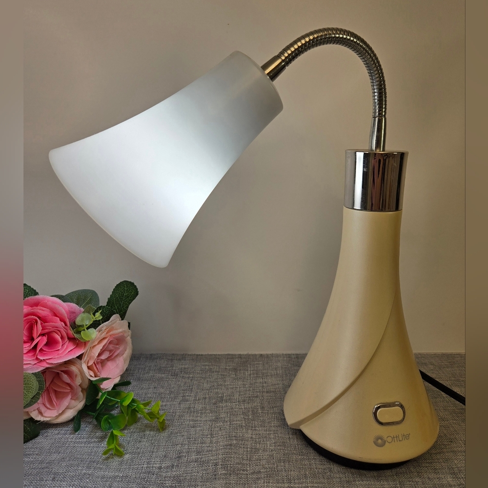 OttLite Tulip Adjustable Gooseneck Desk Table Lamp Silver & Beige‎